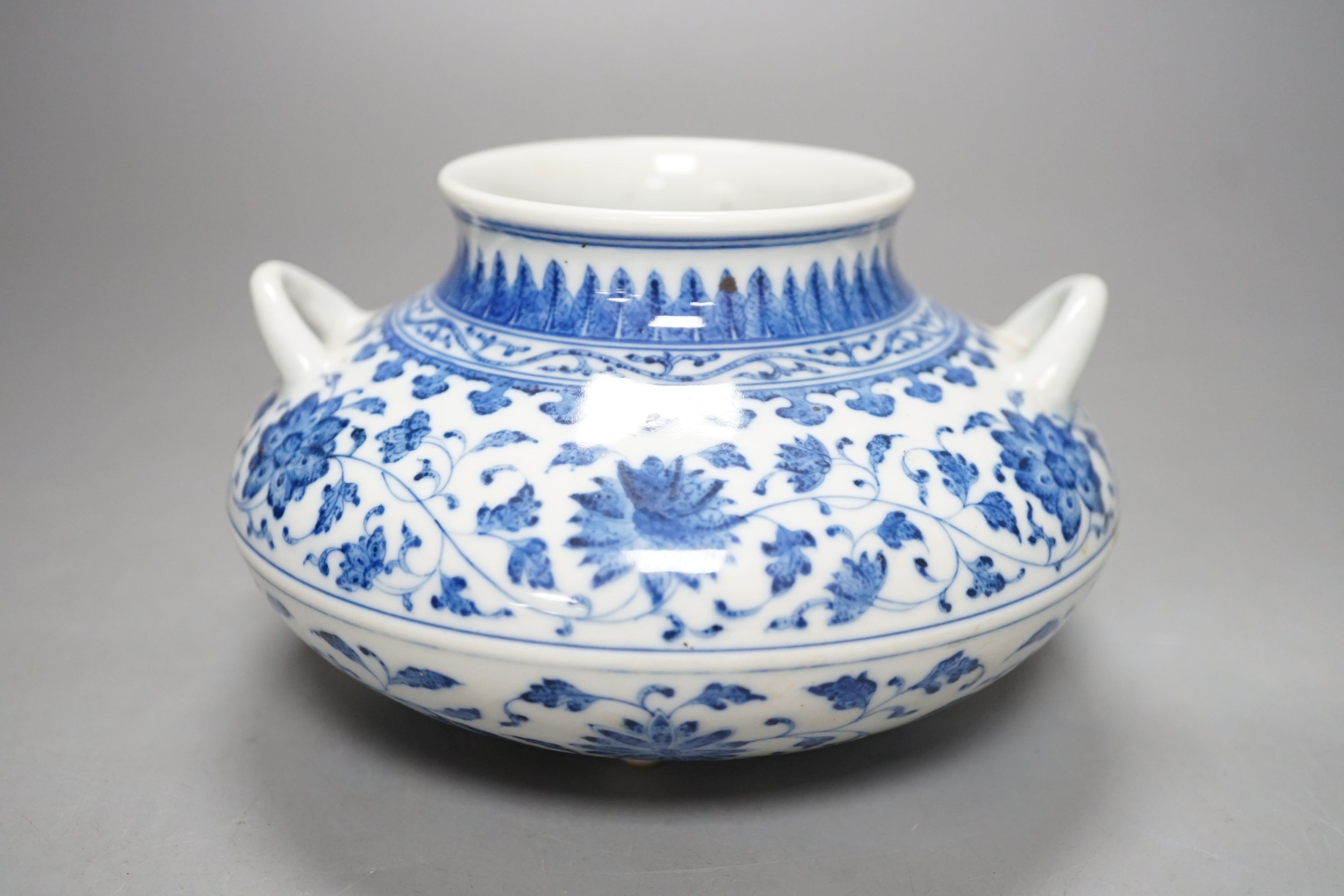 A Chinese blue and white pot, 15cm